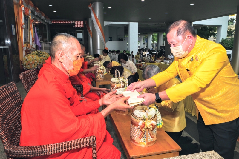 ทำบุญตักบาตร