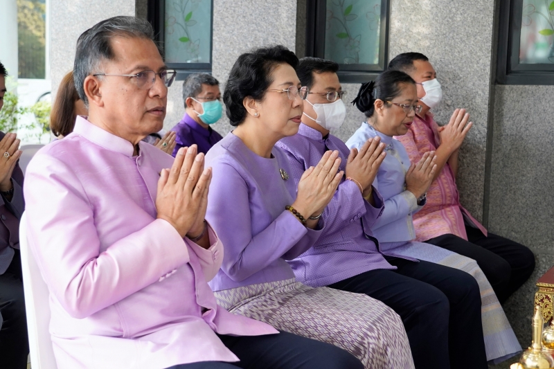 พิธีสวดพระพุทธมนต์และทำบุญตักบาตร 
