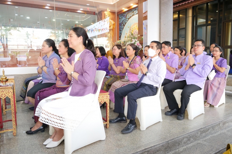 พิธีเจริญพระพุทธมนต์และทำบุญตักบาตร 