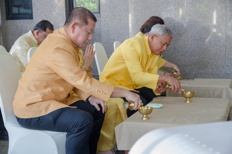  พิธีทำบุญตักบาตรข้าวสารอาหารแห้ง คณะสงฆ์จำนวน 9 รูป จากวัดบวรนิเวศวิหาร พระอารามหลวง เพื่อน้อมอุทิศถวายเป็นพระราชกุศลแด่  พระบา