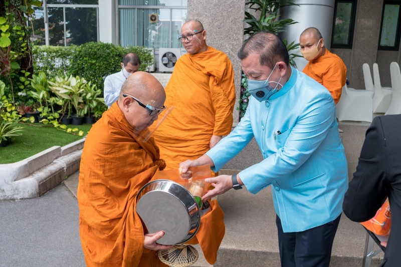 พิธีทำบุญตักบาตรข้าวสารอาหารแห้ง คณะสงฆ์จำนวน 9 รูป จากวัดเทพธิดารามวรวิหาร พระอารามหลวง เพื่อน้อมถวายเป็นพระราชกุศลและถวายพระพร