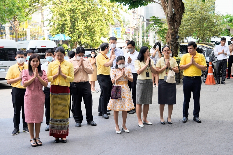 ทำบุญตักบาตร