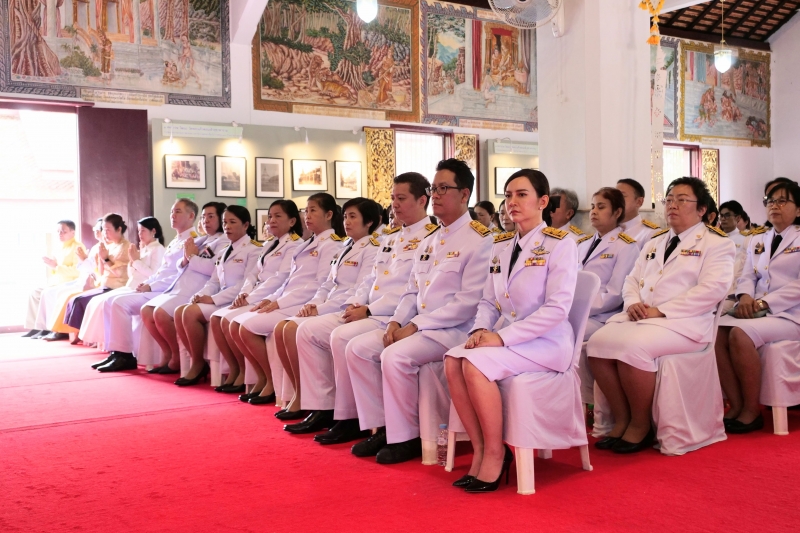 ทำบุญตักบาตร