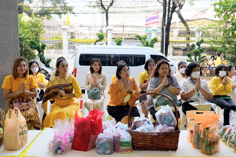 ทำบุญตักบาตร