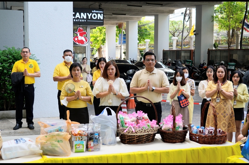 ทำบุญตักบาตร