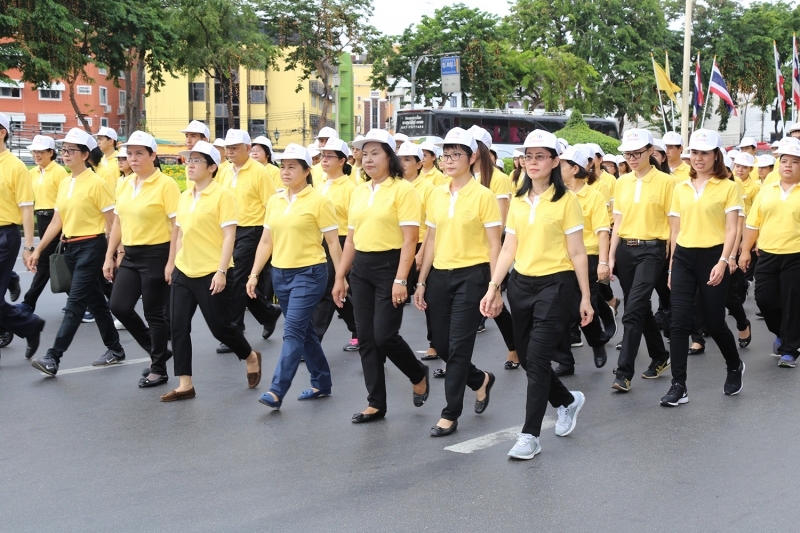 นายประจักษ์ บุญยัง ผู้ว่าการตรวจเงินแผ่นดิน ผู้บริหาร ข้าราชการและลูกจ้างสำนักงานการตรวจเงินแผ่นดิน ร่วมริ้วขบวนอัญเชิญเครื่องรา