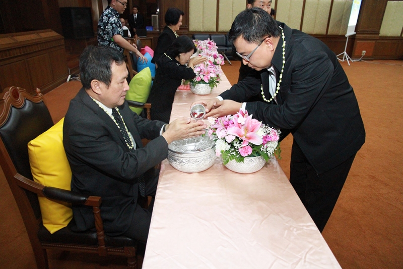 พิธีสรงน้ำพระและรดน้ำขอพร