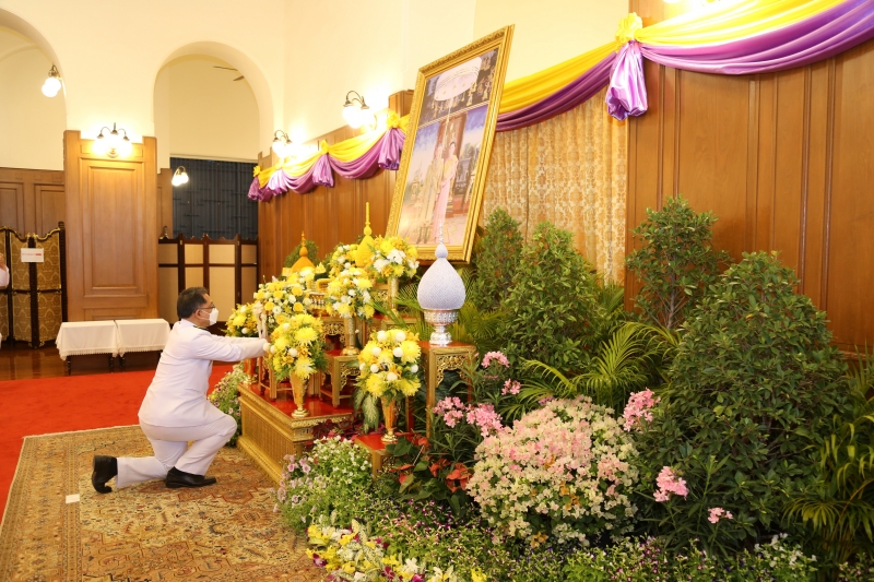 ลงนามถวายพระพรพระบาทสมเด็จพระเจ้าอยู่หัว และสมเด็จพระนางเจ้าฯ พระบรมราชินี เนื่องในโอกาสวันขึ้นปีใหม่ พุทธศักราช 2565