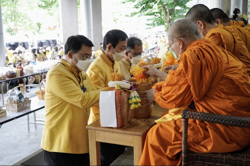 พิธีทำบุญตักบาตรข้าวสารอาหารแห้ง คณะสงฆ์จากวัดราชผาติการามวรวิหาร พระอารามหลวง เนื่องในโอกาสวันเฉลิมพระชนมพรรษา 28 กรกฎาคม 2565