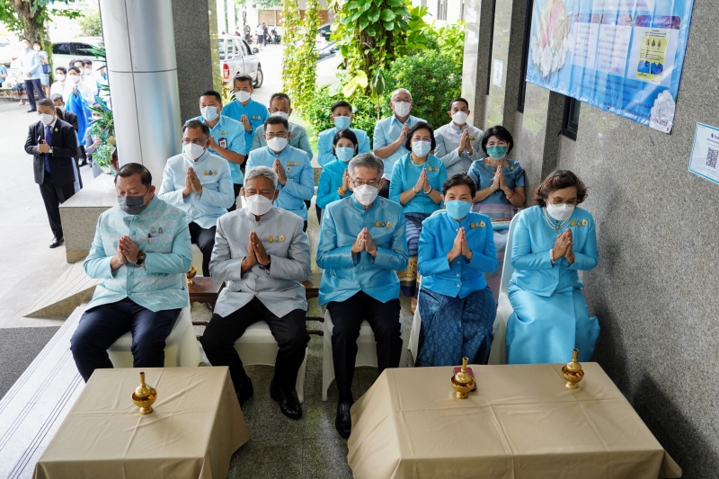 พิธีทำบุญตักบาตรข้าวสารอาหารแห้ง คณะสงฆ์จากวัดบรมนิวาสราชวรวิหาร เนื่องในโอกาสมหามงคลเฉลิมพระชนมพรรษา 90 พรรษา 12 สิงหาคม 2565 ณ