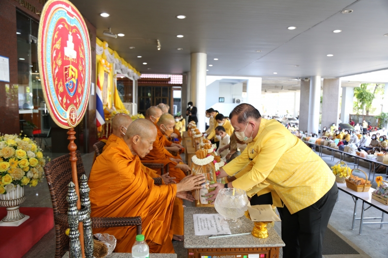 พิธีทำบุญตักบาตรข้าวสารอาหารแห้ง คณะสงฆ์จากวัดราชคฤห์วรวิหาร พระอารามหลวง เพื่อน้อมอุทิศถวายเป็นพระราชกุศลแด่ พระบาทสมเด็จพระบร