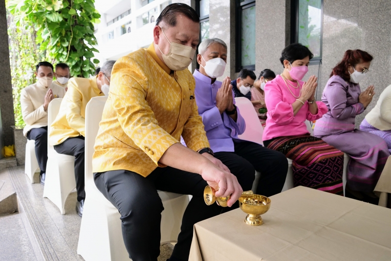 พิธีทำบุญตักบาตรข้าวสารอาหารแห้ง คณะสงฆ์จากวัดระฆังโฆสิตารามวรมหาวิหาร พระอารามหลวง เนื่องในเทศกาลขึ้นปีใหม่ พุทธศักราช 2566