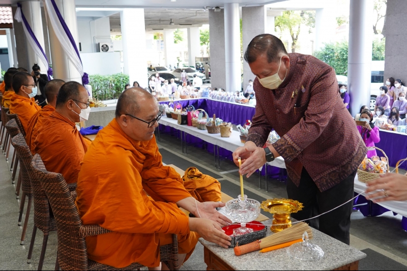 พิธีทำบุญตักบาตรข้าวสารอาหารแห้ง คณะสงฆ์จากวัดเทพธิดารามวรวิหาร