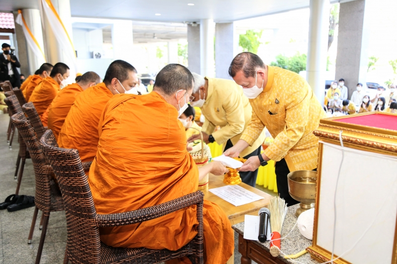 พิธีเจริญพระพุทธมนต์และทำบุญตักบาตร 