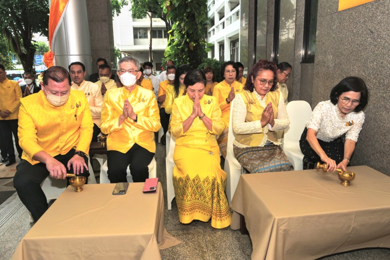 ทำบุญตักบาตร