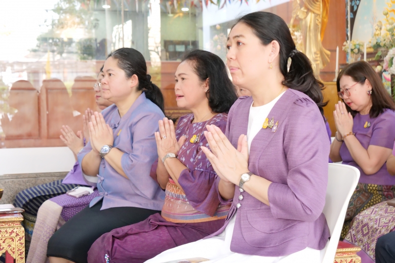 พิธีเจริญพระพุทธมนต์และทำบุญตักบาตร 