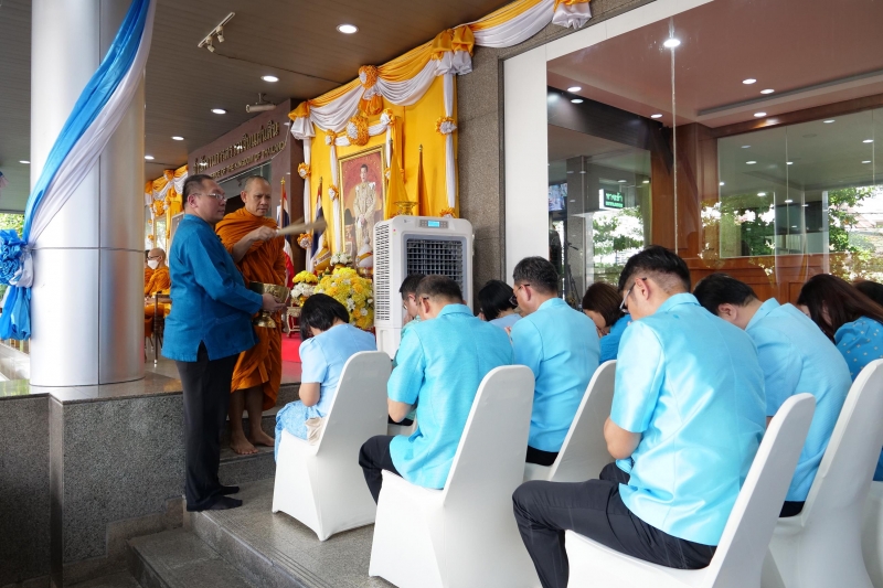 ทำบุญตักบาตร