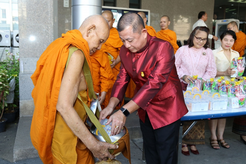 พิธีทำบุญตักบาตรข้าวสารอาหารแห้ง