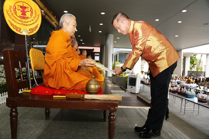 พิธีทำบุญตักบาตรข้าวสารอาหารแห้ง