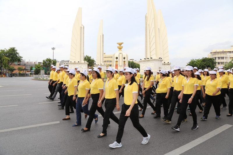 นายประจักษ์ บุญยัง ผู้ว่าการตรวจเงินแผ่นดิน ผู้บริหาร ข้าราชการและลูกจ้างสำนักงานการตรวจเงินแผ่นดิน ร่วมริ้วขบวนอัญเชิญเครื่องรา