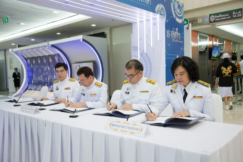 สตง. ถวายแจกันดอกไม้และลงนามถวายพระพร เบื้องหน้าพระฉายาลักษณ์สมเด็จพระนางเจ้าสิริกิติ์ พระบรมราชินีนาถ พระบรมราชชนนีพันปีหลวง