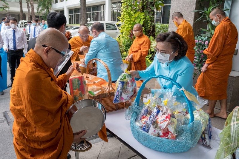 พิธีทำบุญตักบาตรข้าวสารอาหารแห้ง คณะสงฆ์จำนวน 9 รูป จากวัดเทพธิดารามวรวิหาร พระอารามหลวง เพื่อน้อมถวายเป็นพระราชกุศลและถวายพระพร