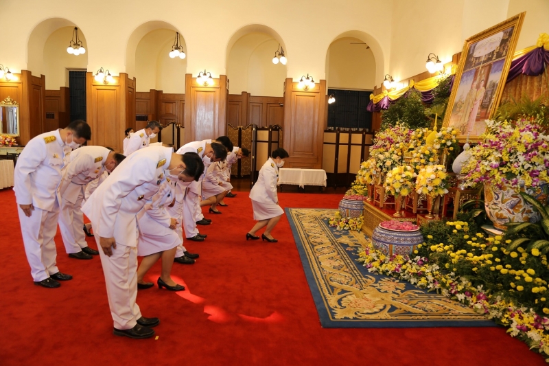 ลงนามถวายพระพรพระบาทสมเด็จพระเจ้าอยู่หัว และสมเด็จพระนางเจ้าฯ พระบรมราชินี เนื่องในโอกาสวันขึ้นปีใหม่ พุทธศักราช 2564