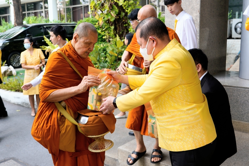 ทำบุญตักบาตร