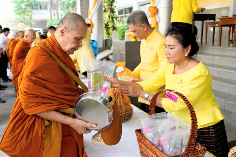 ทำบุญตักบาตร