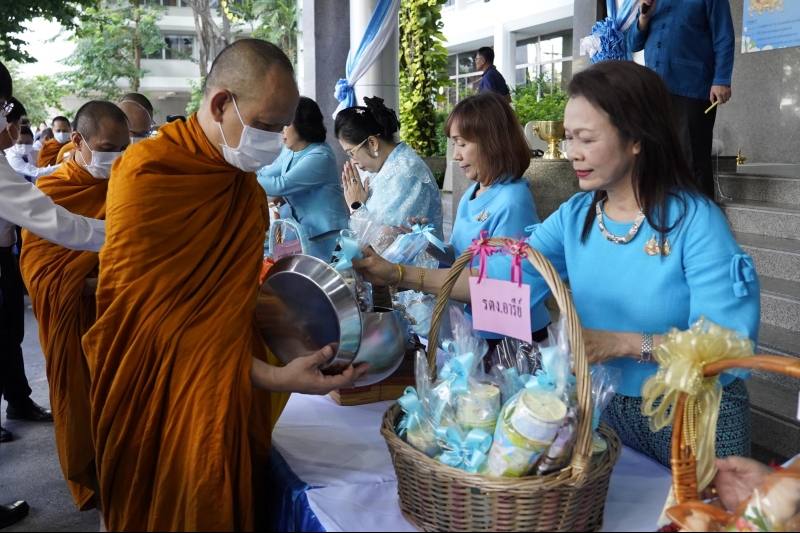 ทำบุญตักบาตร