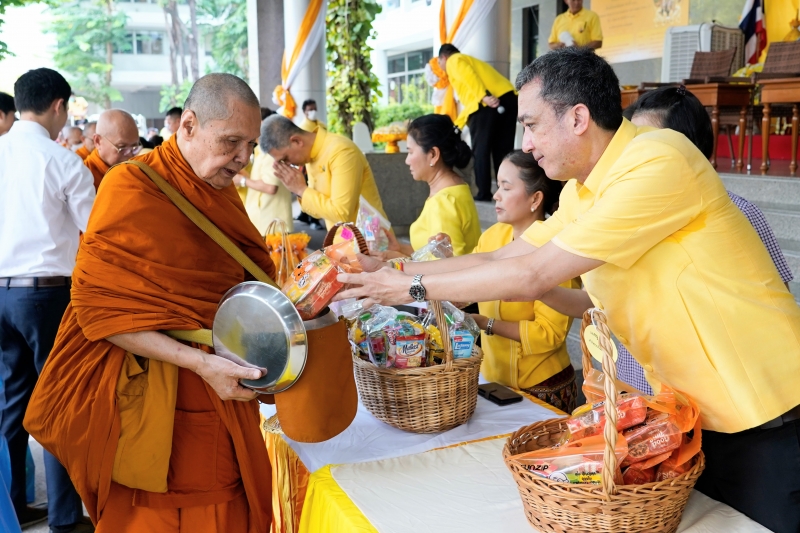 ทำบุญตักบาตร