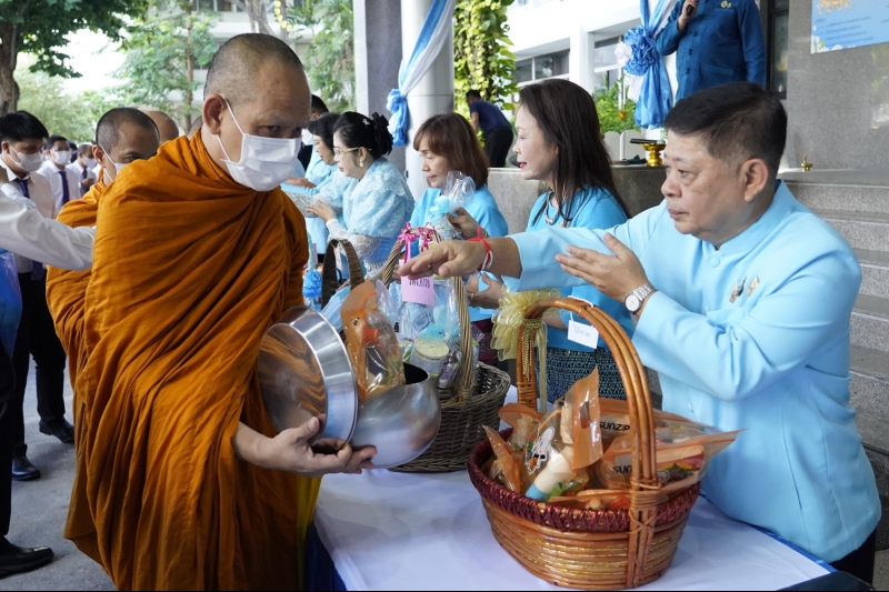 ทำบุญตักบาตร