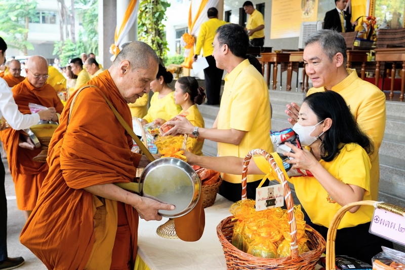 ทำบุญตักบาตร