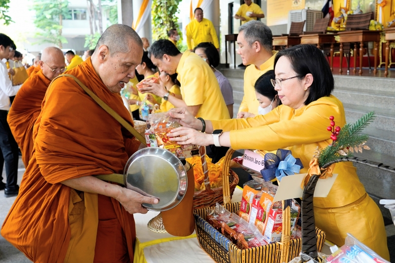 ทำบุญตักบาตร