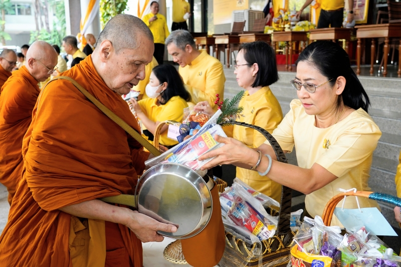 ทำบุญตักบาตร