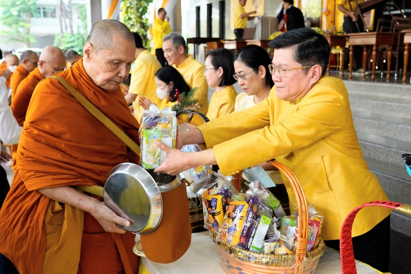 ทำบุญตักบาตร