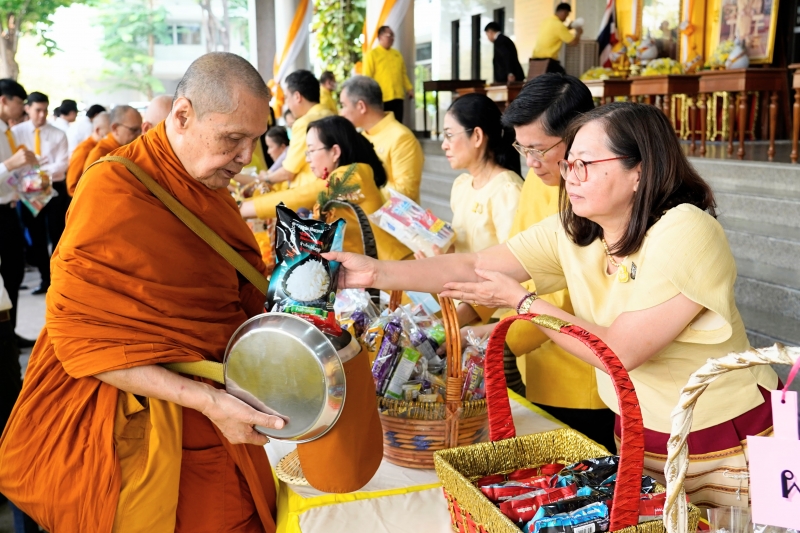 ทำบุญตักบาตร