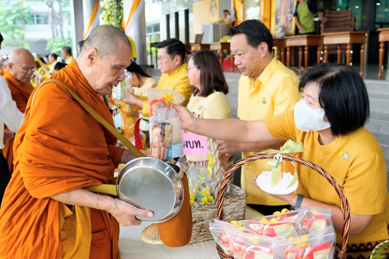 ทำบุญตักบาตร