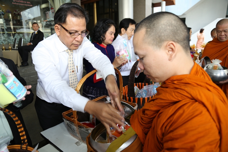 ทำบุญตักบาตรข้าวสารอาหารแห้ง