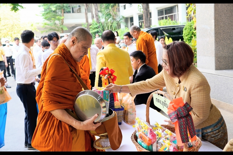 ทำบุญตักบาตร