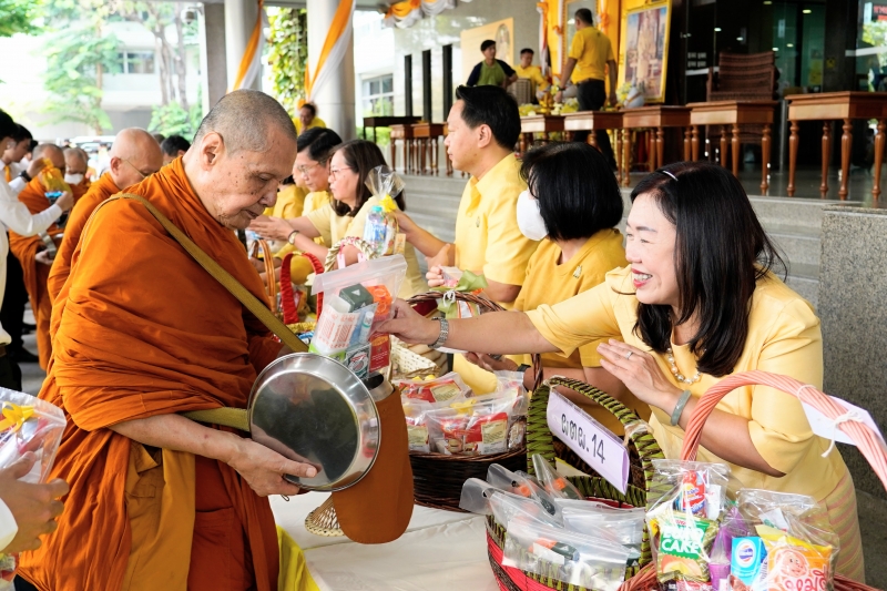 ทำบุญตักบาตร