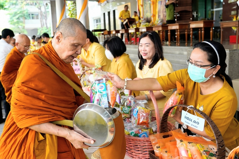 ทำบุญตักบาตร