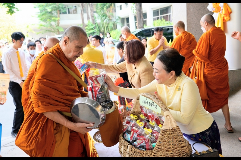 ทำบุญตักบาตร