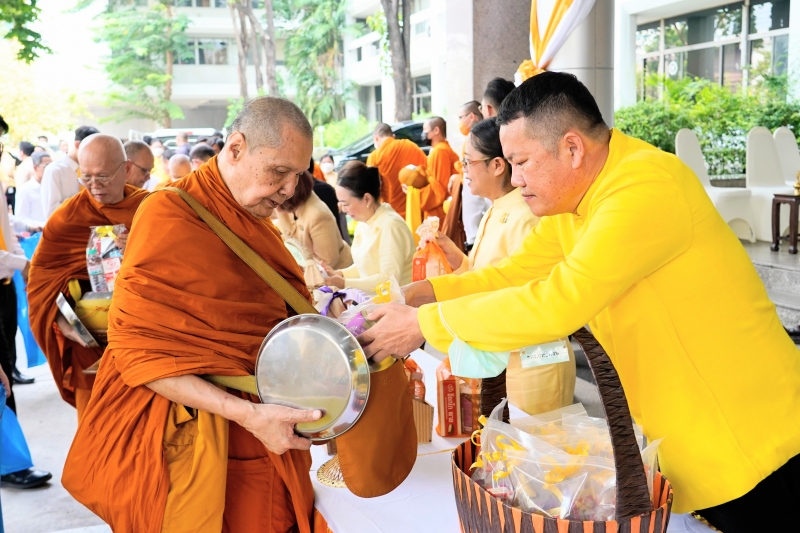 ทำบุญตักบาตร