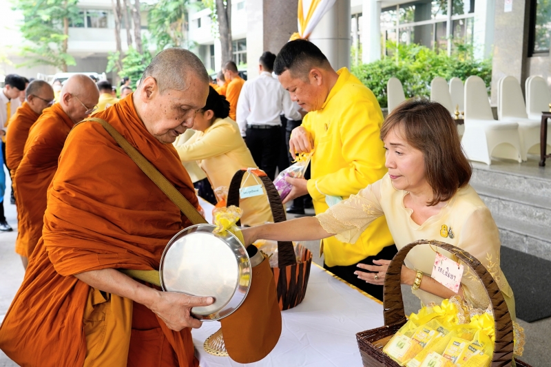 ทำบุญตักบาตร