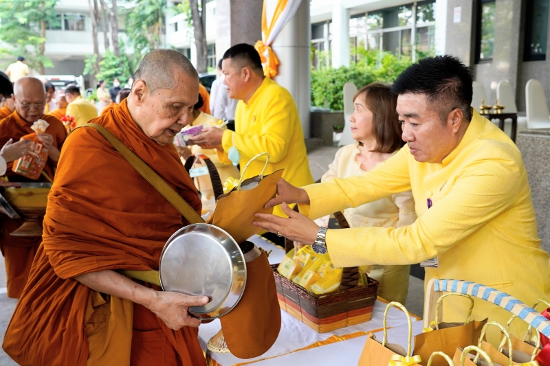 ทำบุญตักบาตร