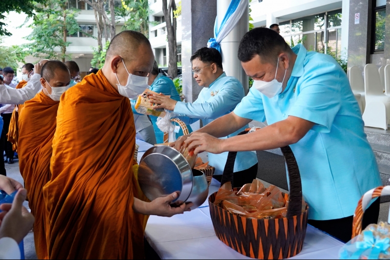 ทำบุญตักบาตร