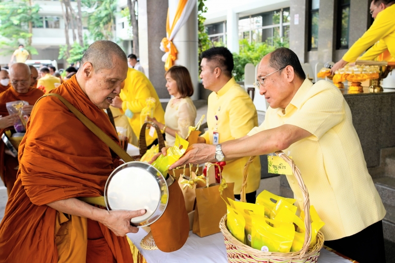 ทำบุญตักบาตร