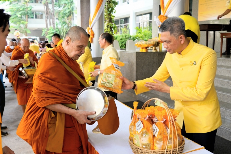 ทำบุญตักบาตร