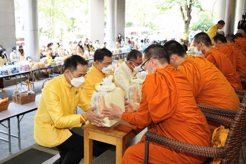 พิธีทำบุญตักบาตรข้าวสารอาหารแห้ง คณะสงฆ์จากวัดพระราม 9 กาญจนาภิเษก พระอารามหลวง